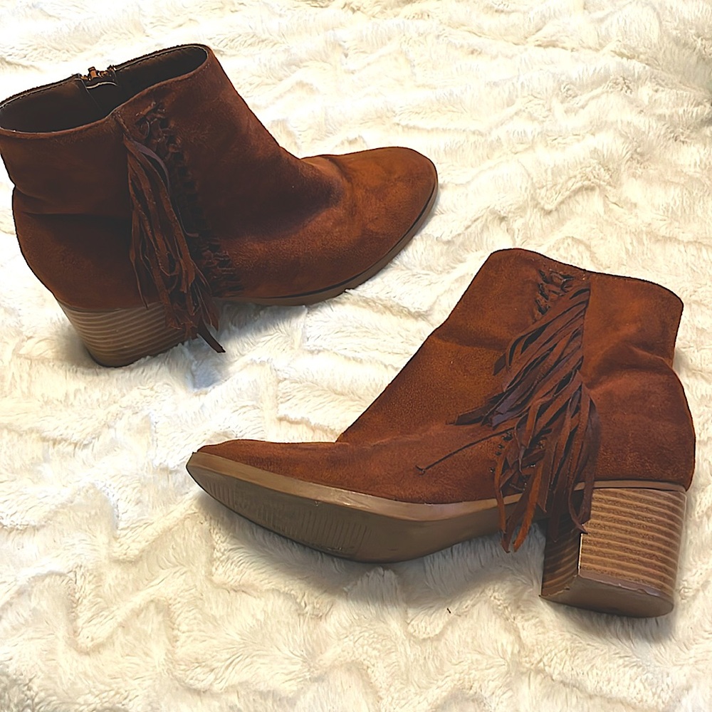 Women’s Size 8 Suede Booties with Fringe detail. Zip up sides. Very comfortable!
